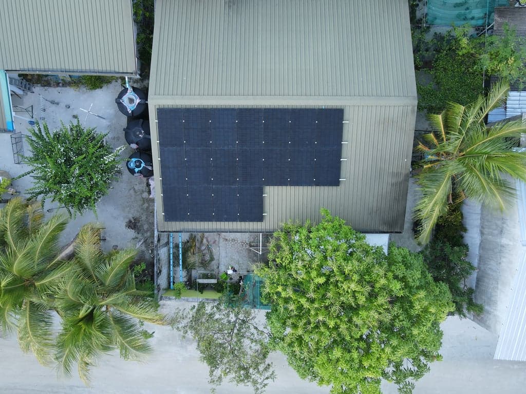 Fulooniyaage solar installation
